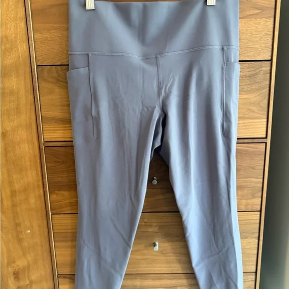 Athleta Salutation stash pocket II 7/8 Tight Leggings Size L - Picture 3 of 7